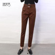 卡其色九分裤情侣,演绎简约时尚风